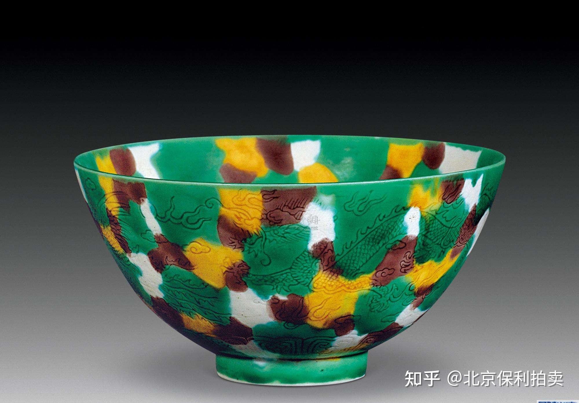 康熙素三彩瓷器中有一个特殊品种,俗称「虎皮三彩」,其釉面由黄,绿,紫
