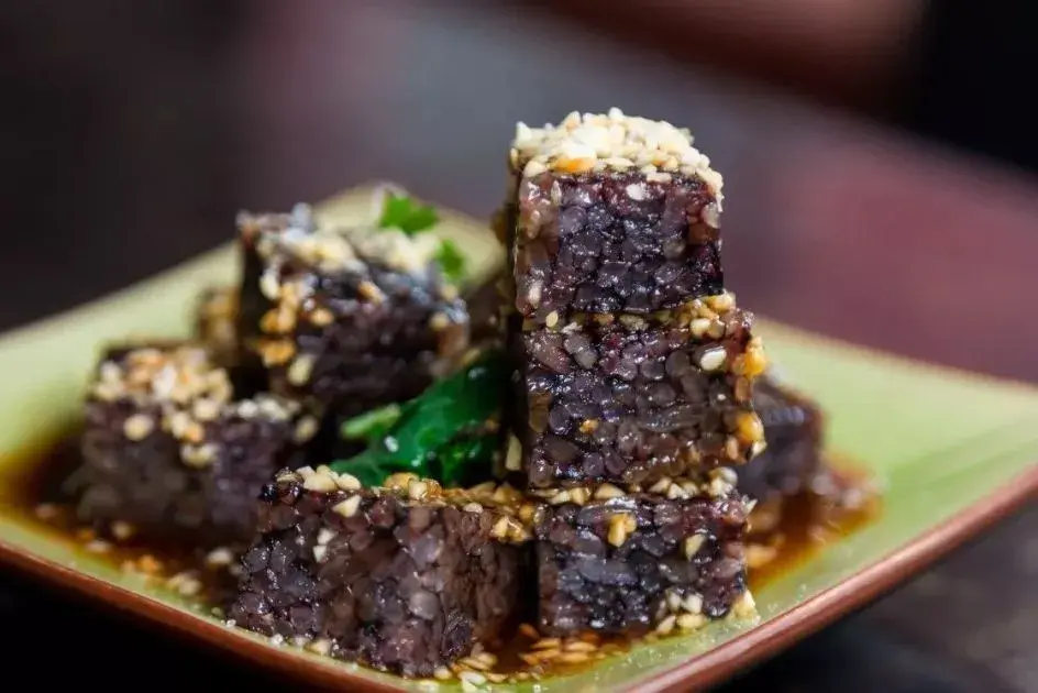 但在台湾人家,年节时也有用鸡血制作的鸡血糕,为了凝固鸡血,用糯米拌