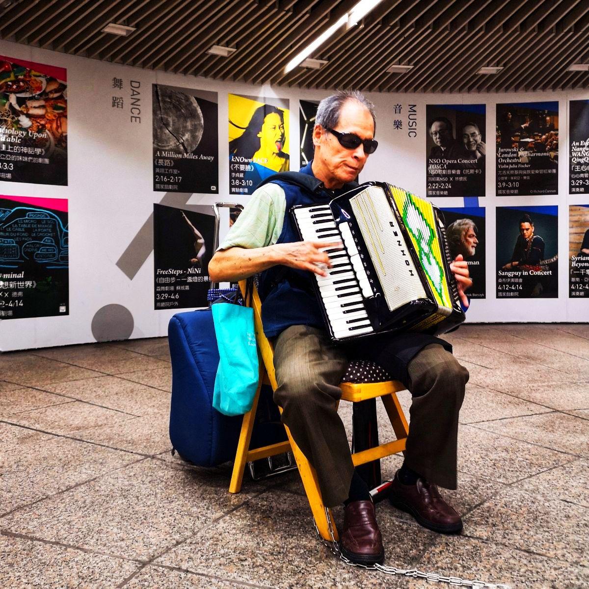 来到时尚摩登的西门町,脑海里几乎又条件反射蹦出哈狗帮的嘻哈潮流