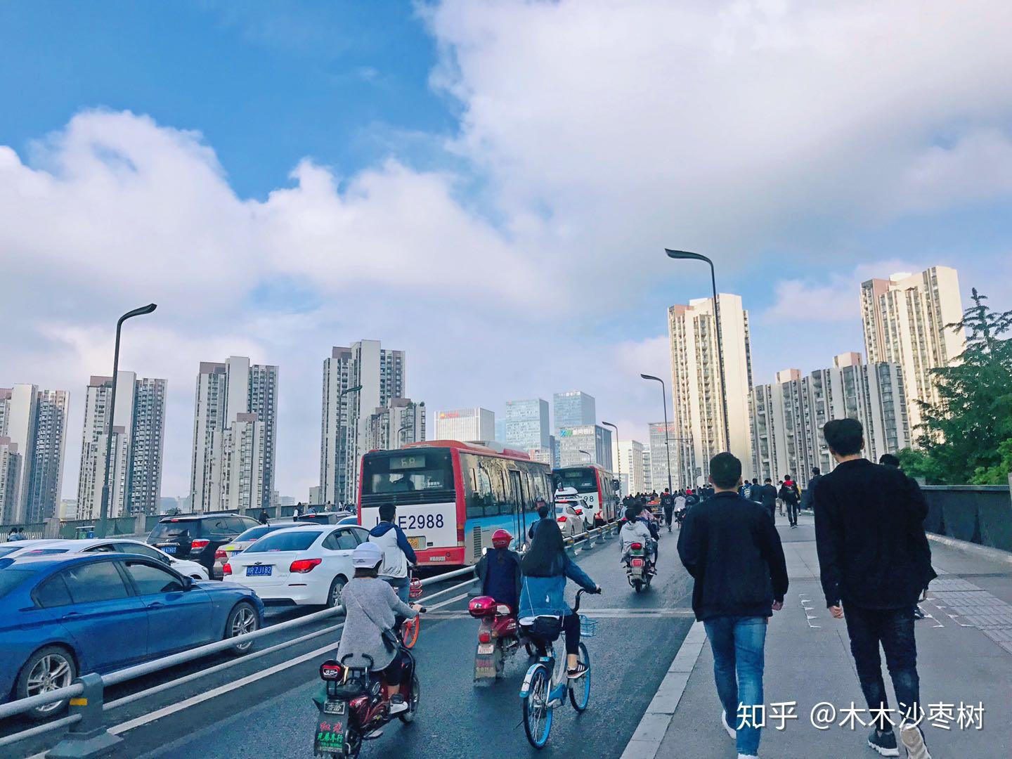 成都上班族早上匆忙赶着去上班路上再美的风景也顾不上看