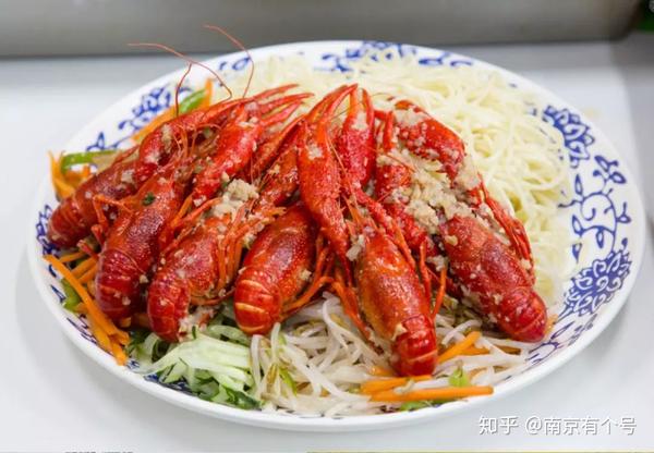 四食堂的蒜蓉龙虾面,15块一份,完美解决了一个人嗦虾的尴尬.