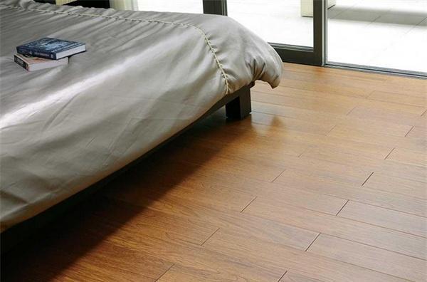 地板装复合板好还是实木好_纯实木木地板哪种最好_纯实木柚木地板的价格