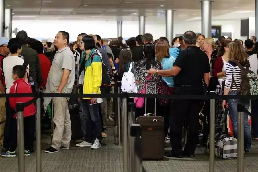 因为新冠肺炎疫情和旅行限制,截至2021年3月底的一年中,新西兰的入境