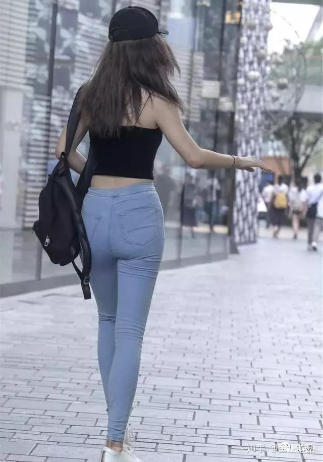 杨柳细腰的牛仔裤女孩,笔直修长的腿部,显得更加时尚体面