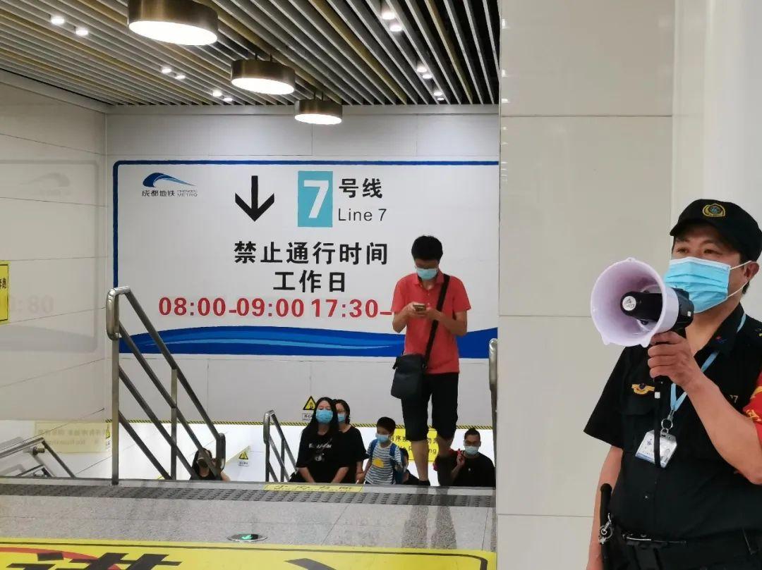 阿叔地铁伸咸猪手 青年挺身阻止 - 新加坡新闻头条
