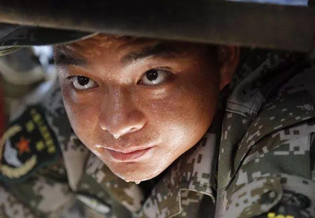 兵哥哥野外驻训照片意外曝光