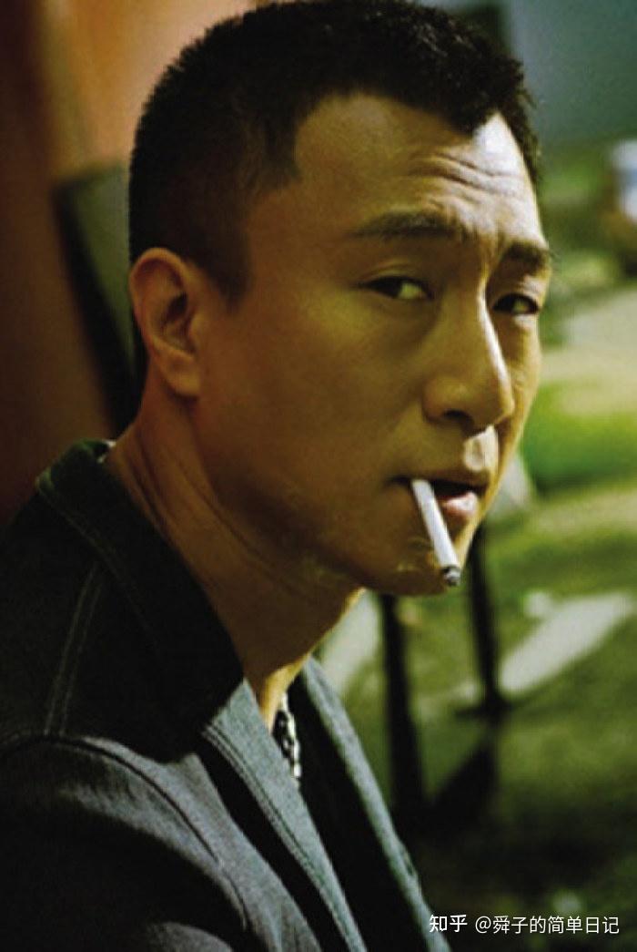 王志文这个姿势,也是很霸气李连杰抽烟的照片太少了胡歌是有名的烟枪