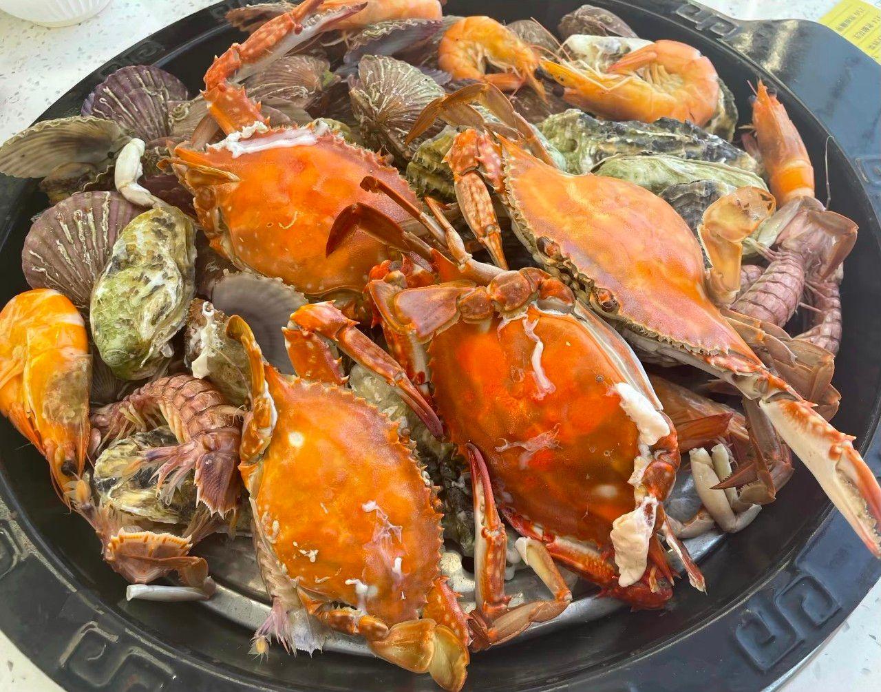 日照老牌顶流餐厅.能开这么多年是理由的,主打的就是活海鲜.