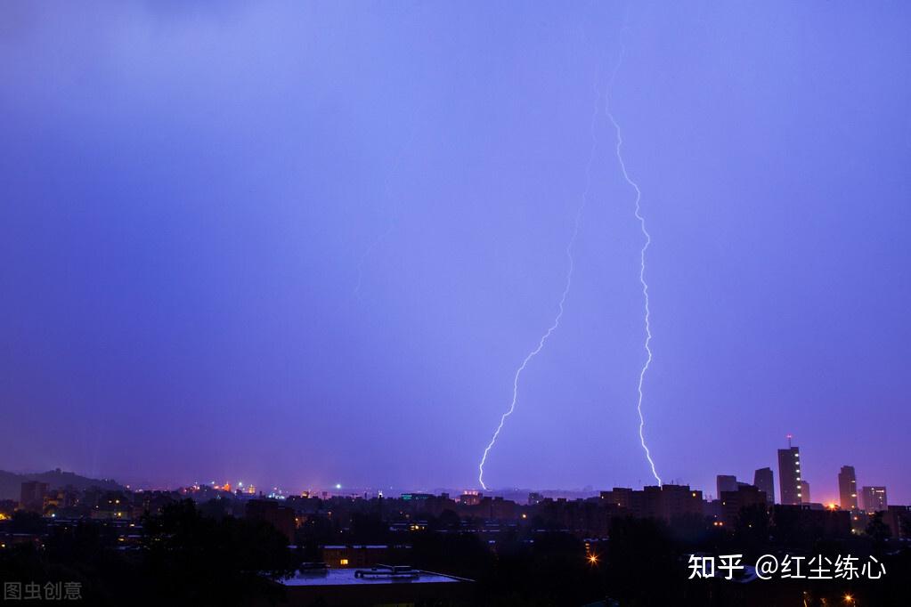 雨夜在雷声里欣赏闪电的靓丽