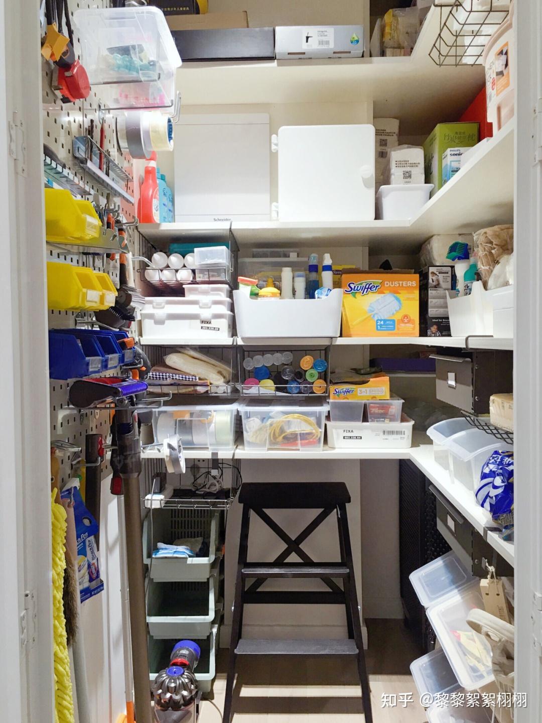 如果走廊的空间比较大,不妨学学日本主妇的家,在玄关旁多加一间储藏室