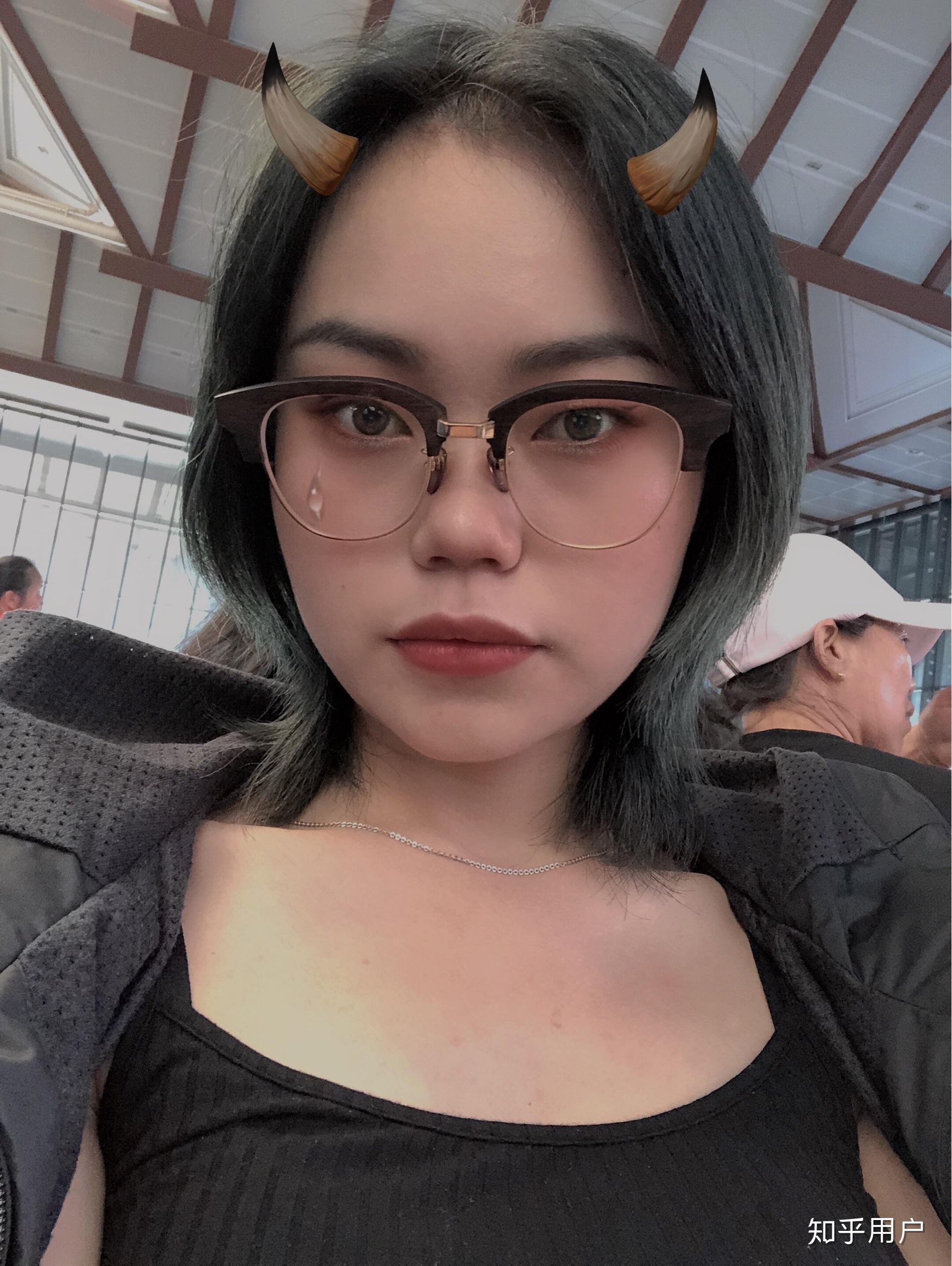 有没有那种单眼皮小眼睛塌鼻梁厚嘴唇但还挺好看的女生?