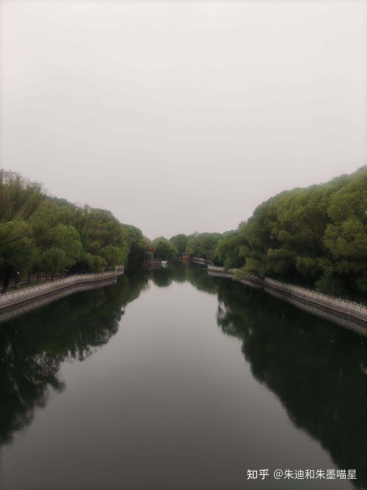 原名八里桥,在许昌市城西4公里的清泥河上,许继大道西段,霸陵景区内