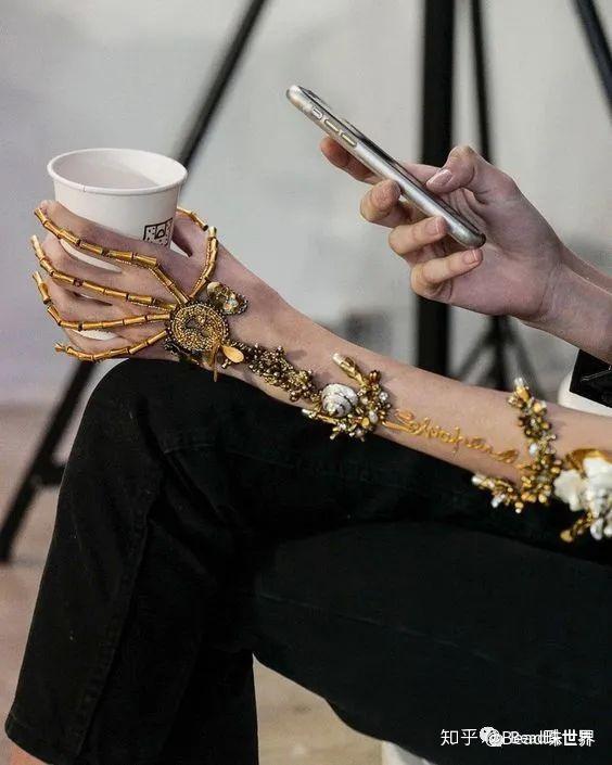 好奇特怪异又绝美的超现实主义时装首饰schiaparellis2020春季时尚