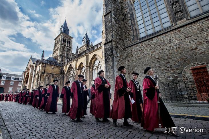 我们的老师在和一些想要申请马大商科但犹豫不决的学