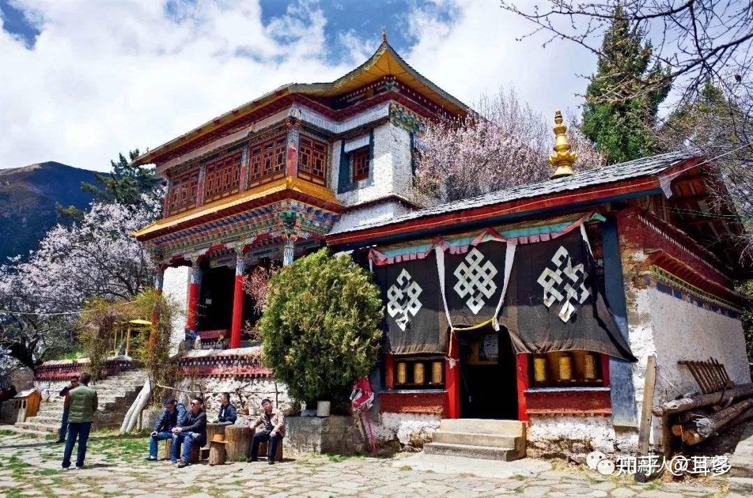 该寺院又称桑多白日寺,意为"铜色吉祥山"或"铜顶莲花圣寺.