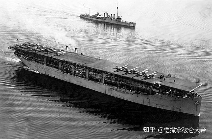 母舰兰利号航空母舰通过布鲁克林大桥是美国海军隶下的第一艘航空母舰