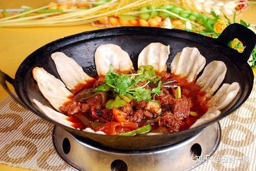 地锅牛肉特点:鱼肉干香,麻辣适中,烟熏味浓.2.