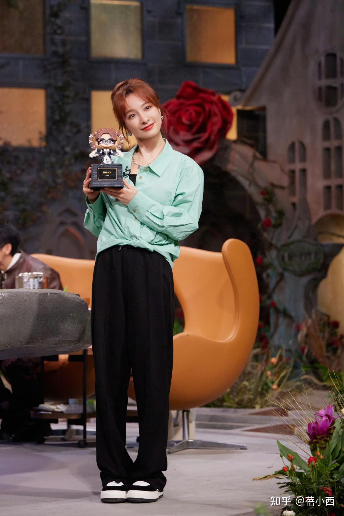 吴昕衣品真的越来越好,穿绿色格纹裙清新脱俗,完全看不出40岁! - 知乎