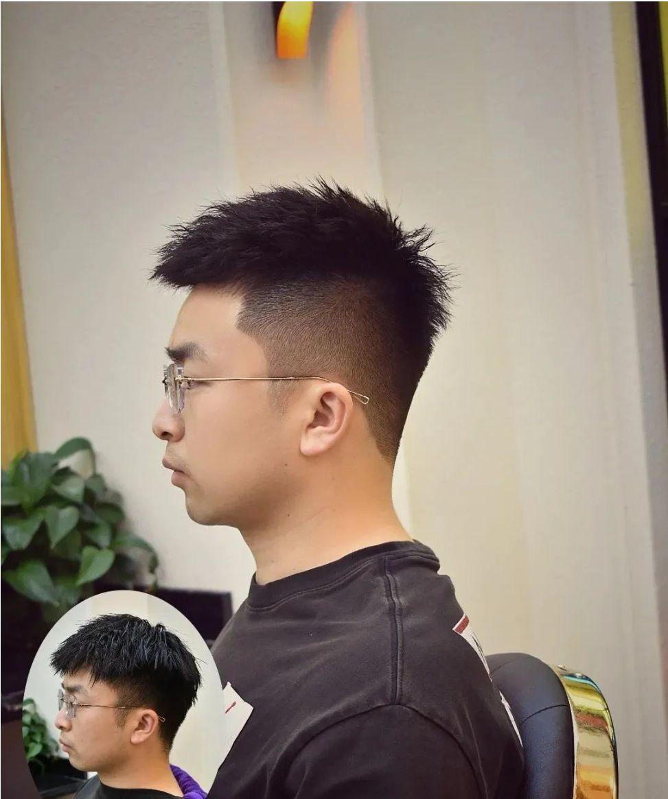 两侧铲短男士发型的百变在于,还可以和当下流行的烫发来做搭配,两侧铲