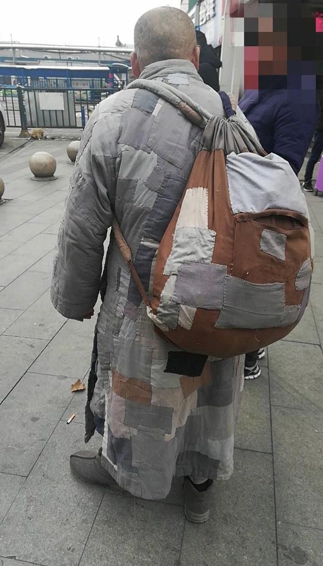 苦行僧行脚化缘是为了修行结福报,他们穿的衣服叫百衲衣,就是破了就