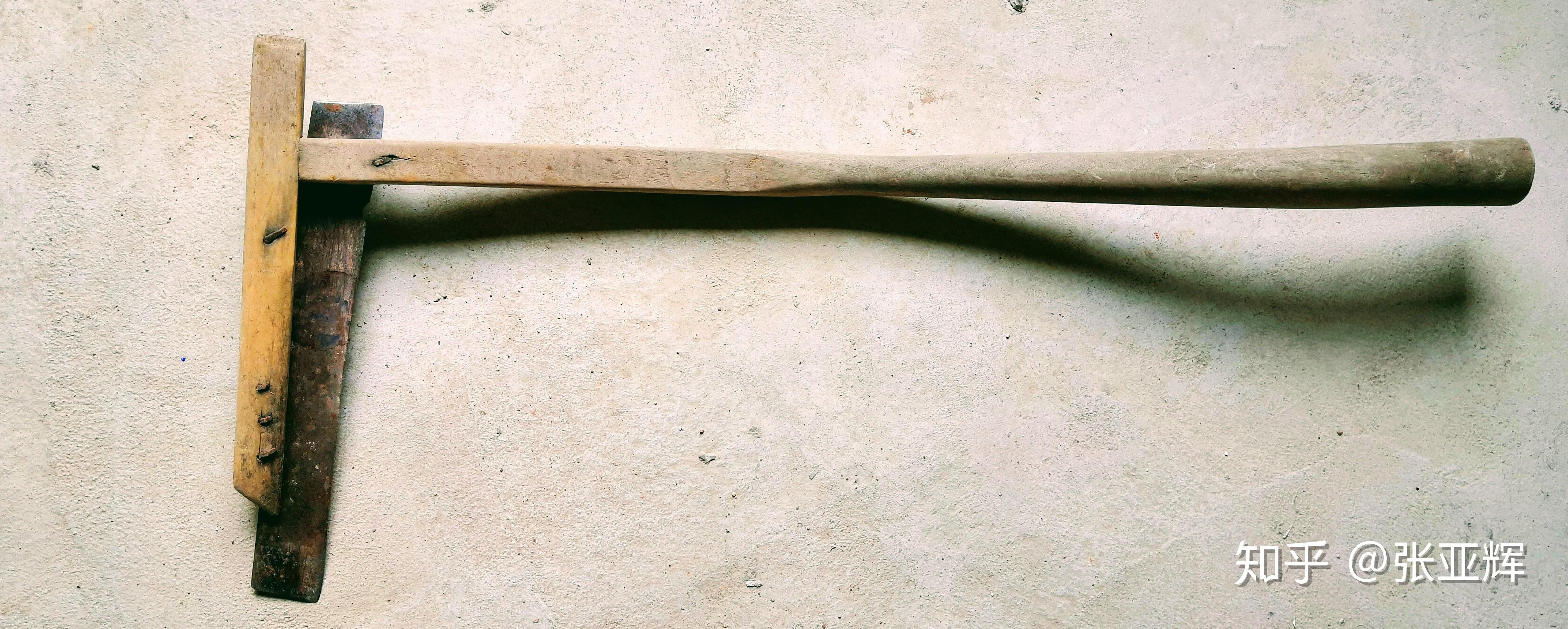 图1(a)整体效果图可拆卸式复杂曲线割麦专用镰刀,因其形似胳膊肘,俗称