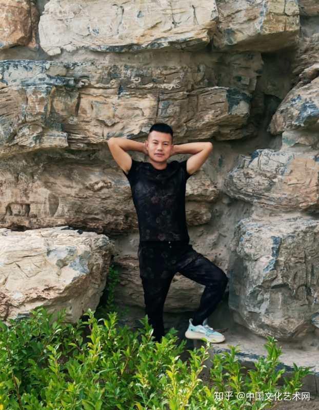 杨世林沉稳职业男历尽沧桑般的帅
