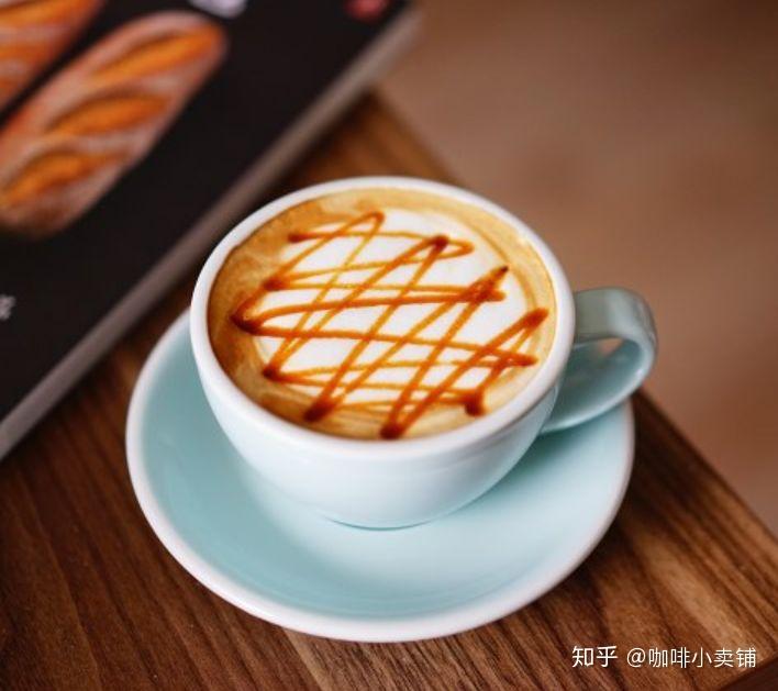 在一小杯意式浓缩中直接加入一两勺奶泡,很简单,一杯玛琪雅朵就做成了