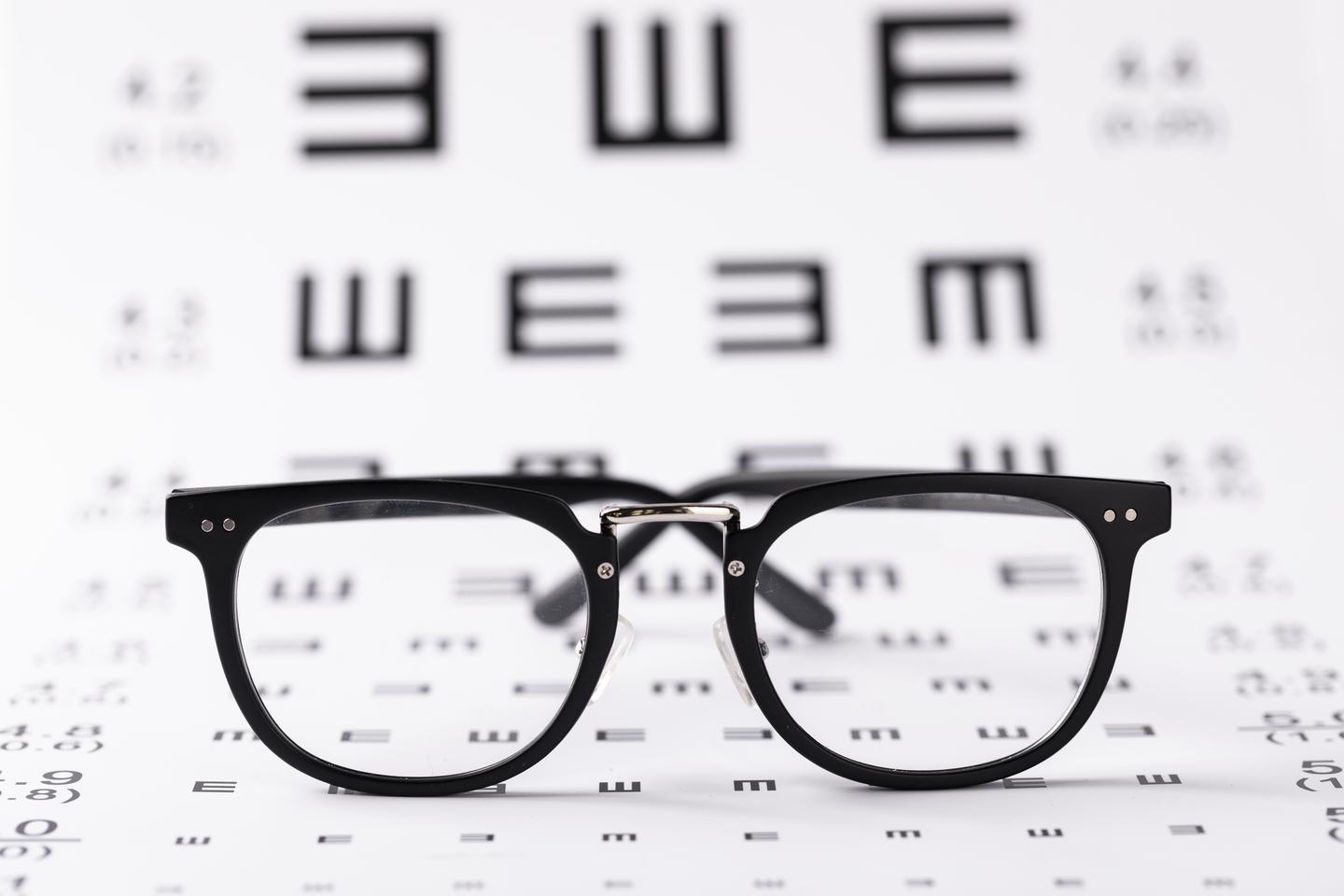 3岁女孩带上远视眼镜？家长们给孩子做预防近视的工作要更科学细致 - 知乎