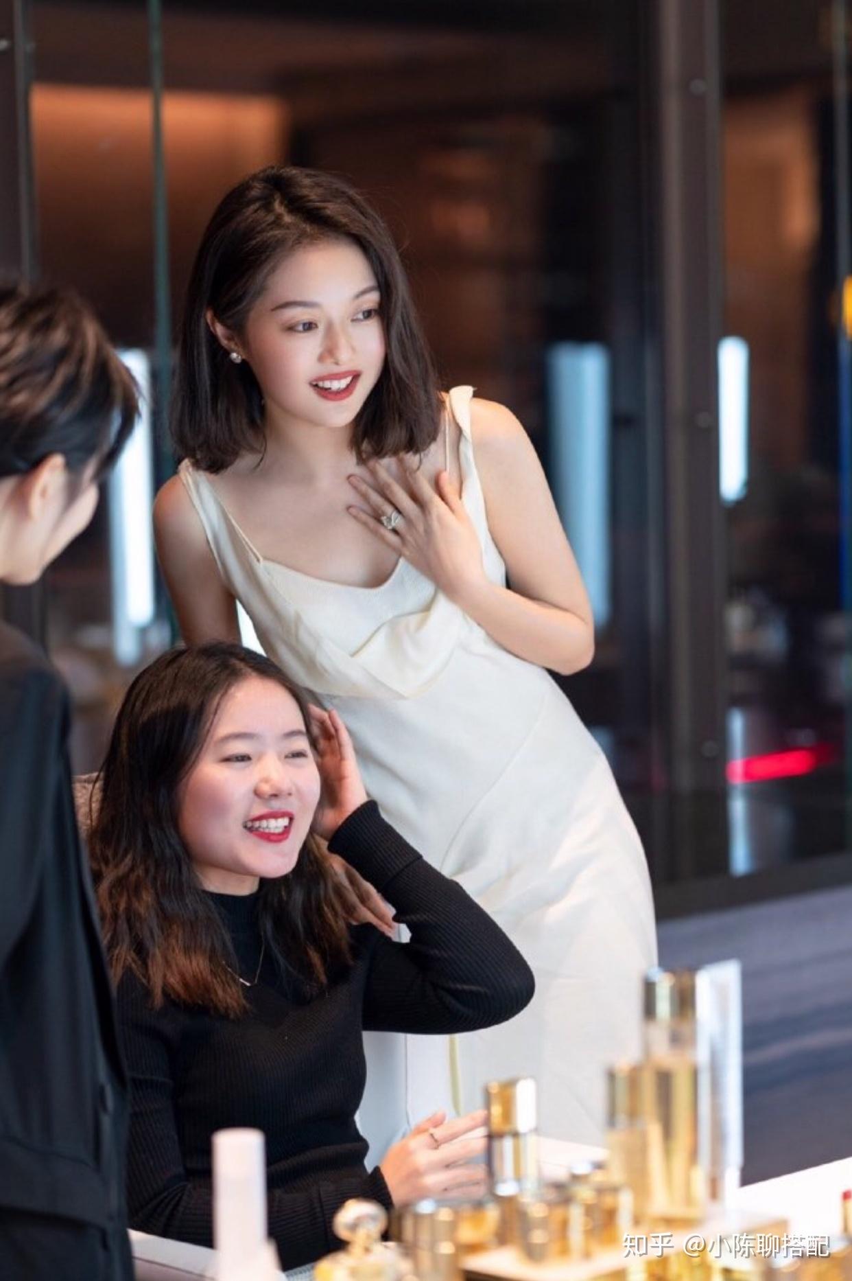 晚晚的莫兰迪色穿搭，长裙知性优雅，原来平民名媛风还能这么穿！ - 知乎