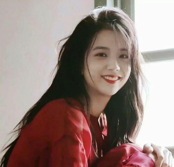 能分享一下金智秀jisoo适合做头像的图片吗