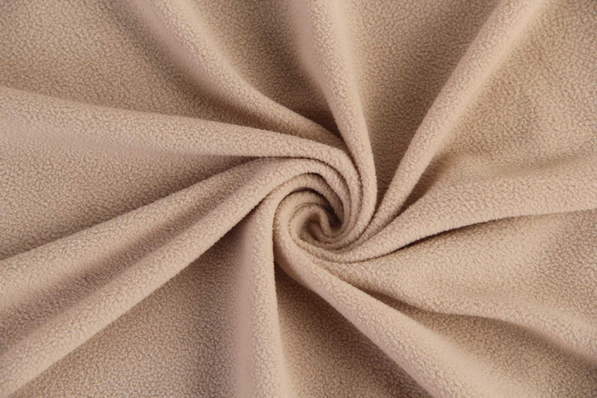 1,天然纤维(棉,麻,丝)最适合普通人和性价比最高的就是纯棉睡衣,而