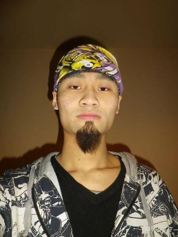 2,下巴短,脸短——山羊胡