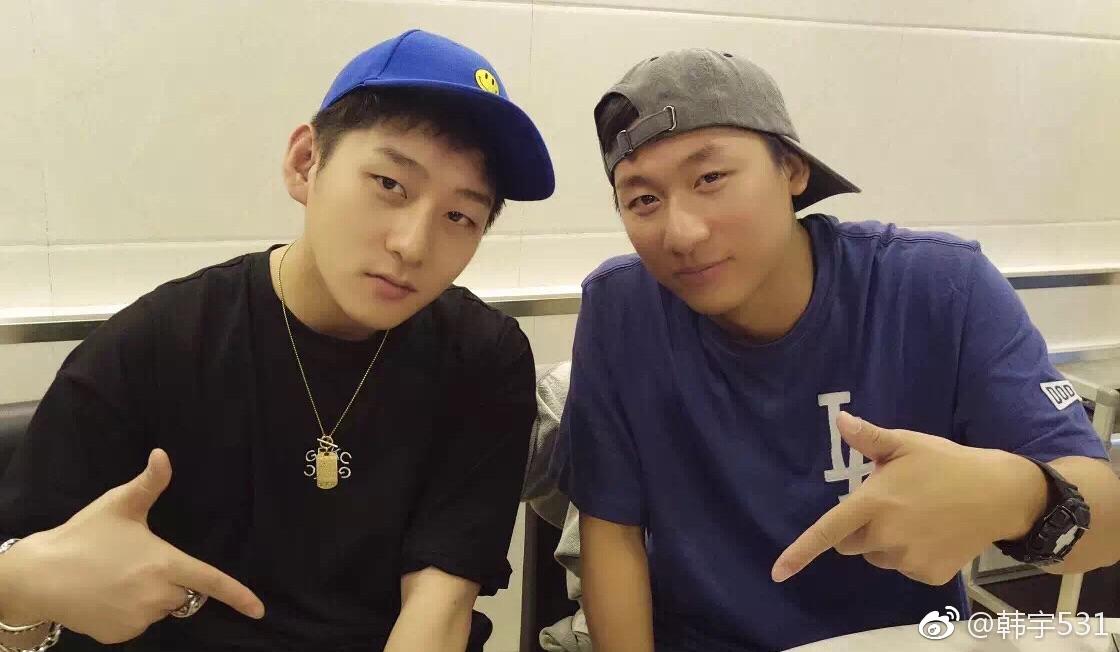 左边的才是韩宇小哥哥本人, 右边的是酷似韩宇哥哥的亮师傅.