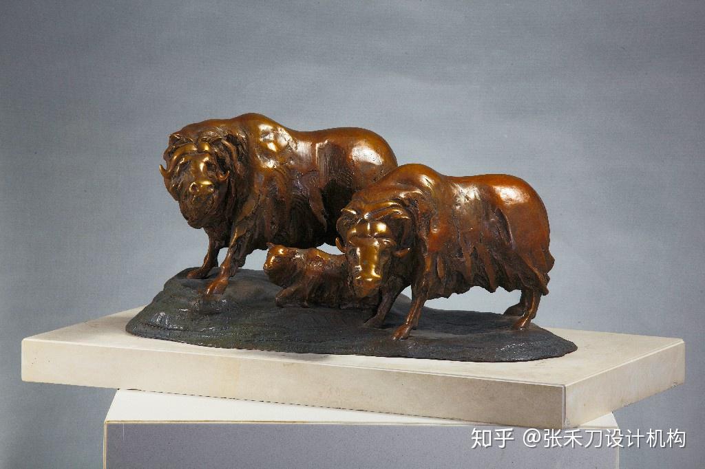 例如,李蓝迪曾经只身一人与身形巨大的棕熊近距离对望