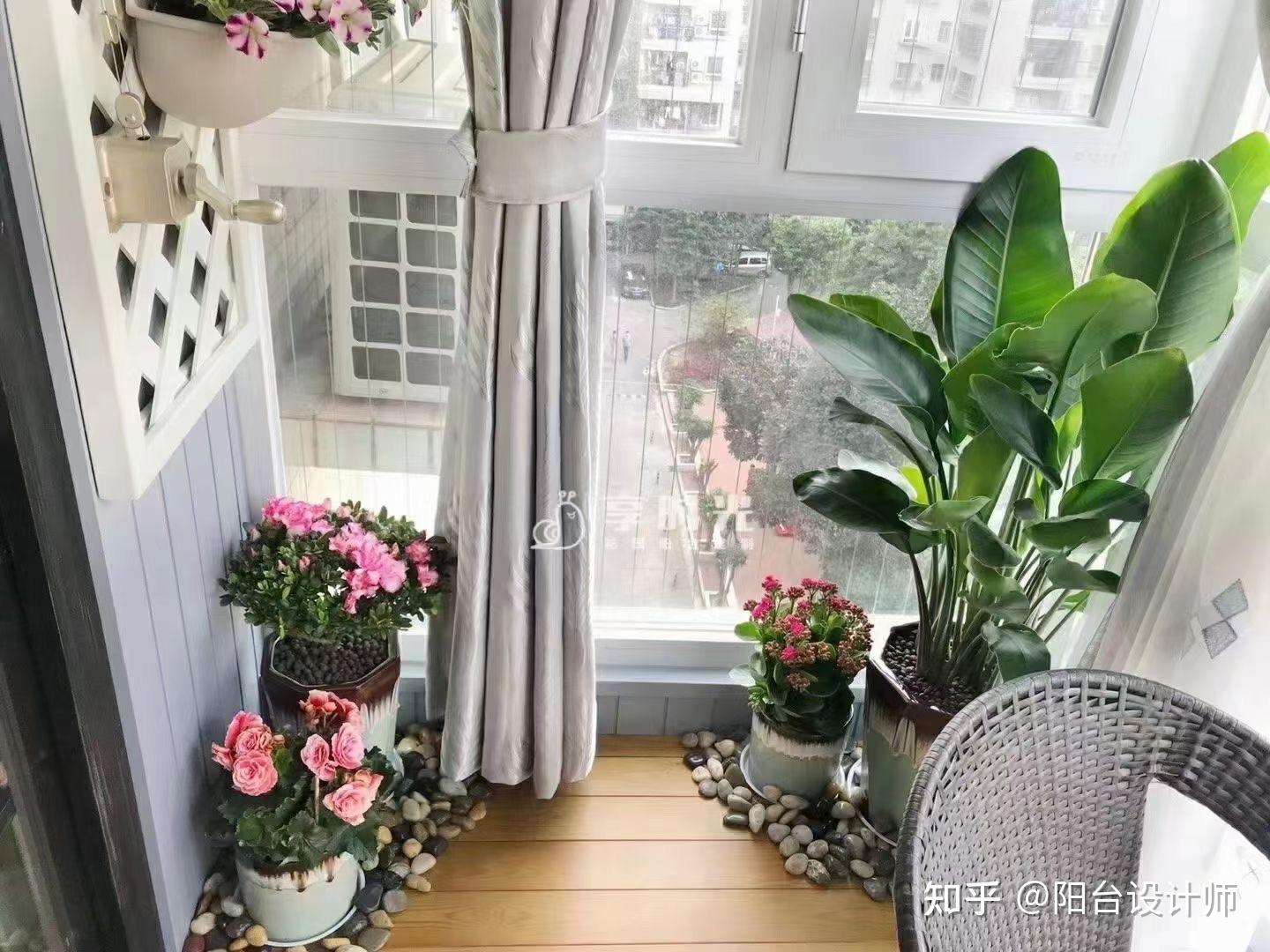 如何将家里阳台打造成精巧的小花园