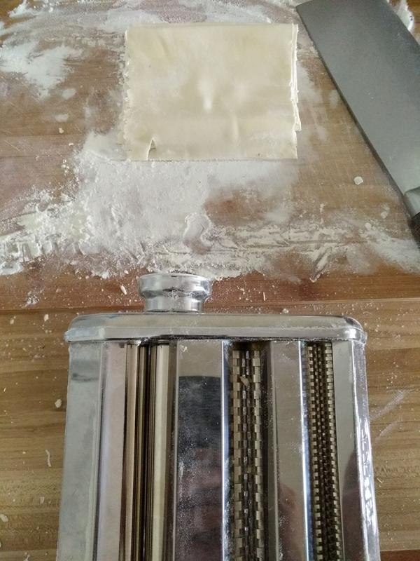 压面机,强行把硬面团压成面皮.厚薄随意