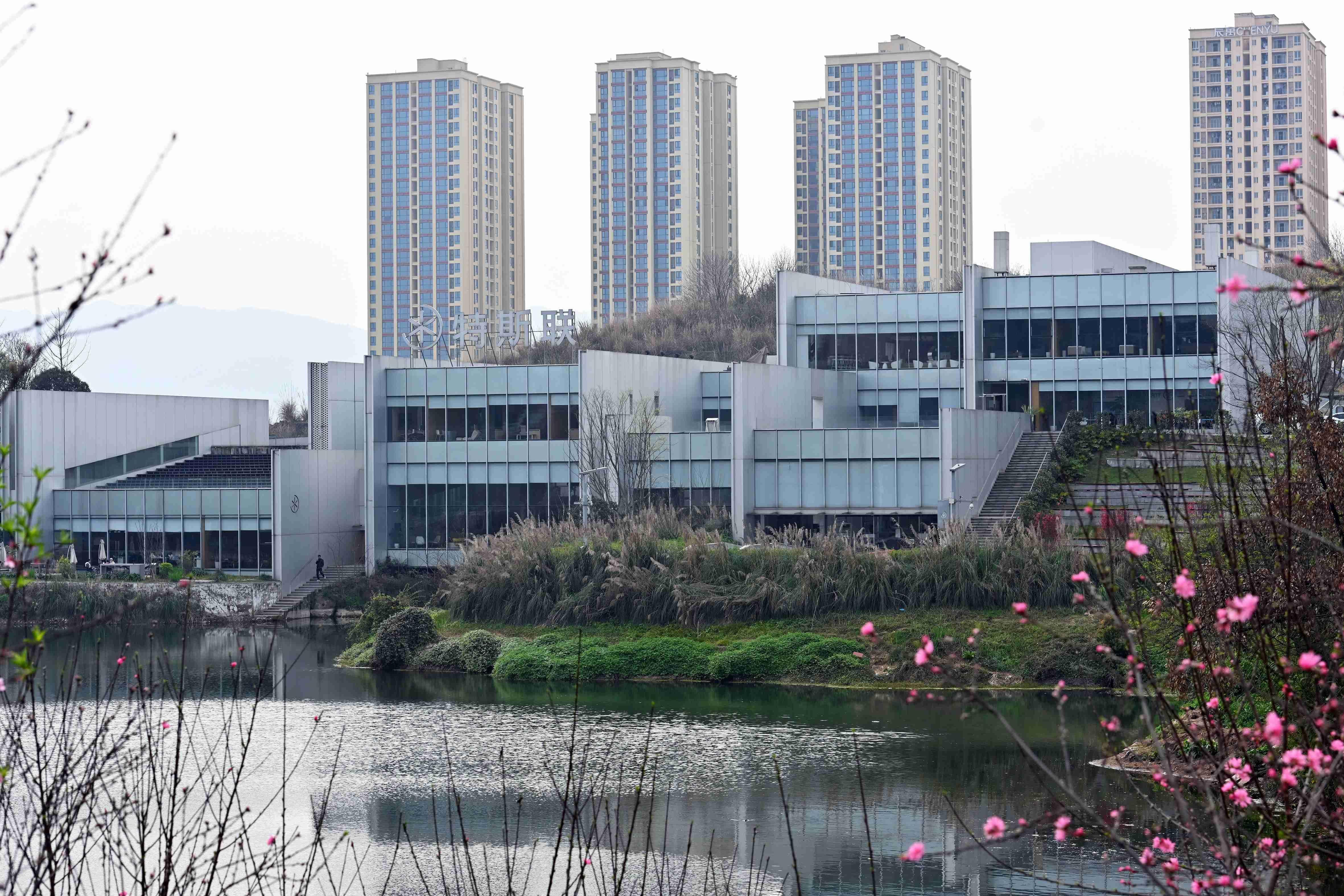 位于西部重庆科学城的凤鸣湖公园景观迷人