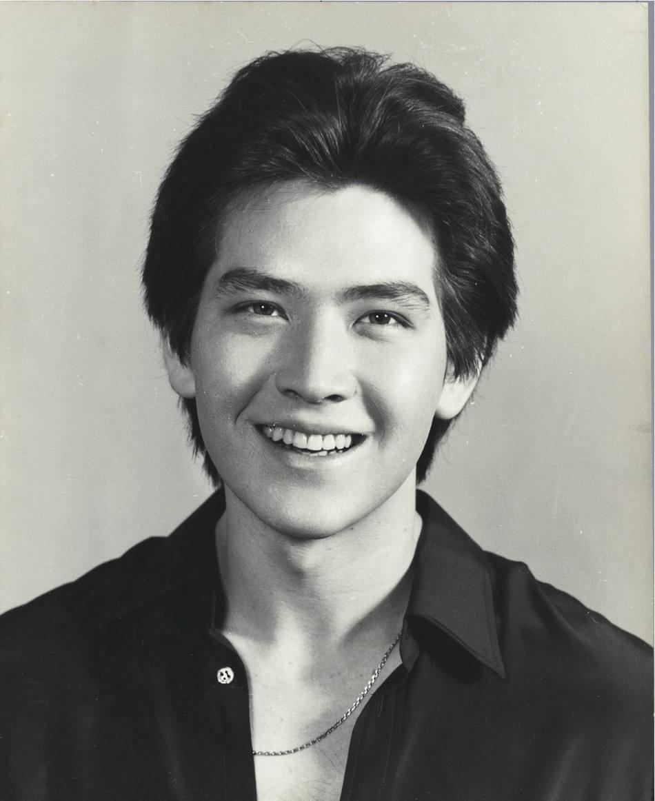 长大后的费翔,有着伟岸的身材,同时一双混血儿独有的湛蓝眼睛,也让人