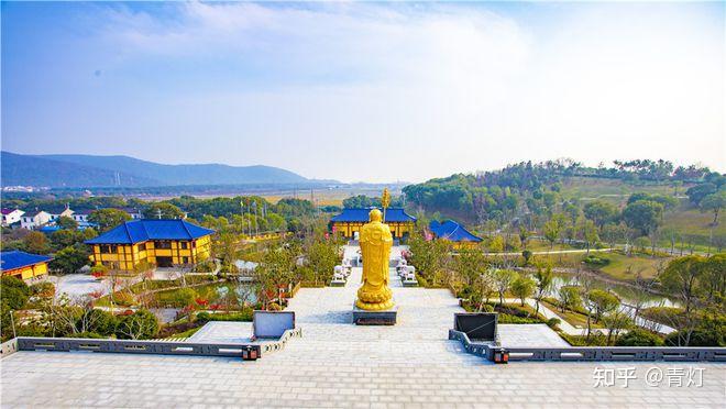 風水格局:靈山後花園前照太湖,後靠兩重山,左右兩邊山勢起伏成龍虎狀