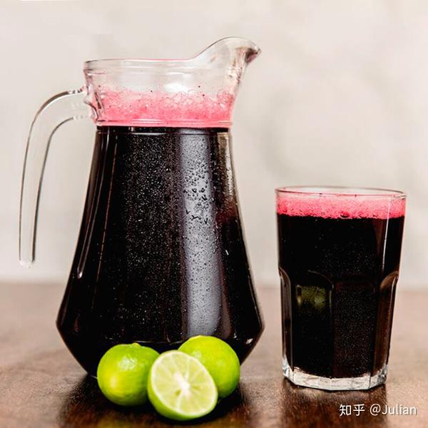 chicha morada, 一种紫色的玉米饮料,由紫玉米,肉桂等香料制成,有很