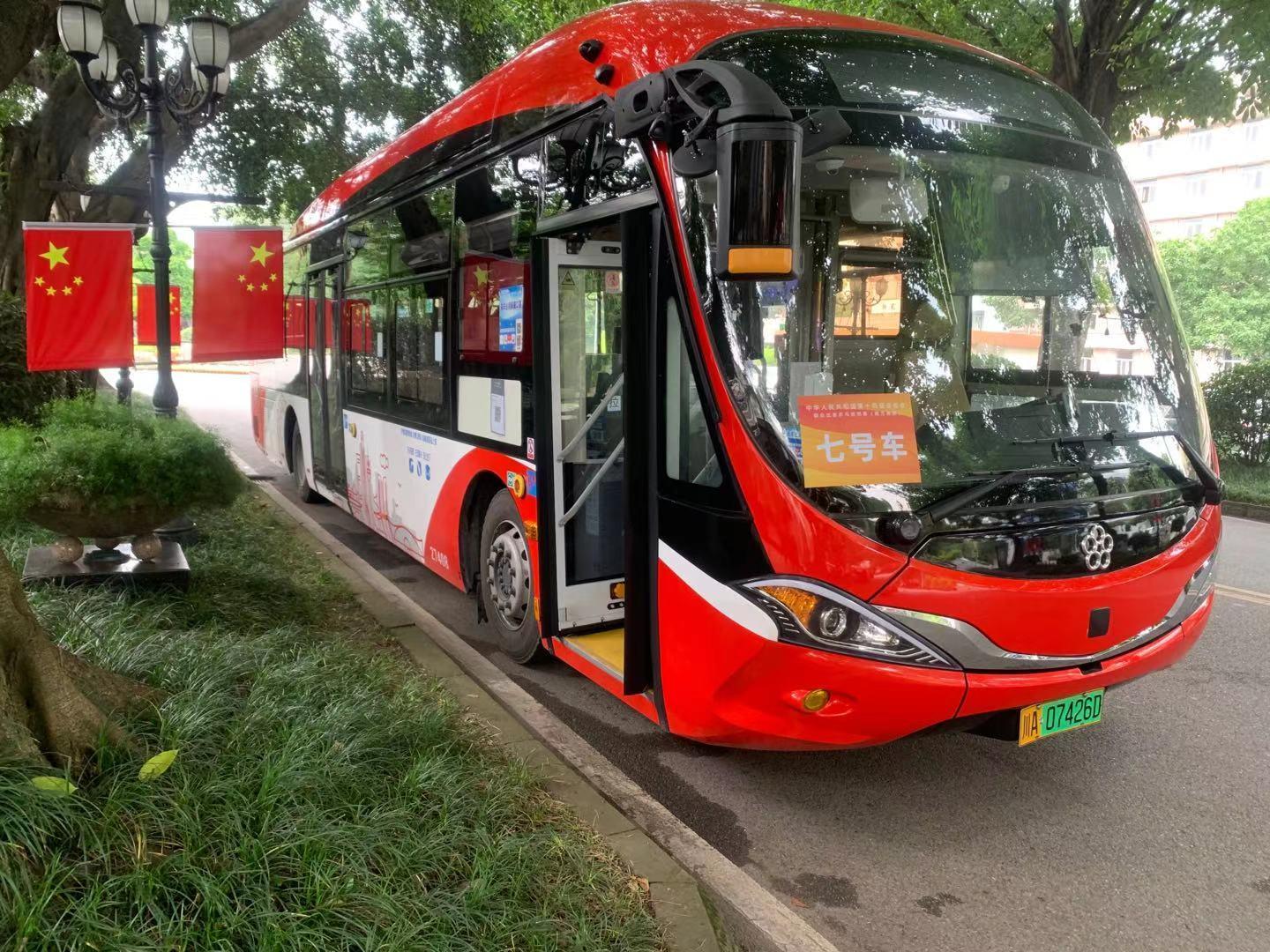 双拳出击银隆新能源公交变身成都耀眼新星