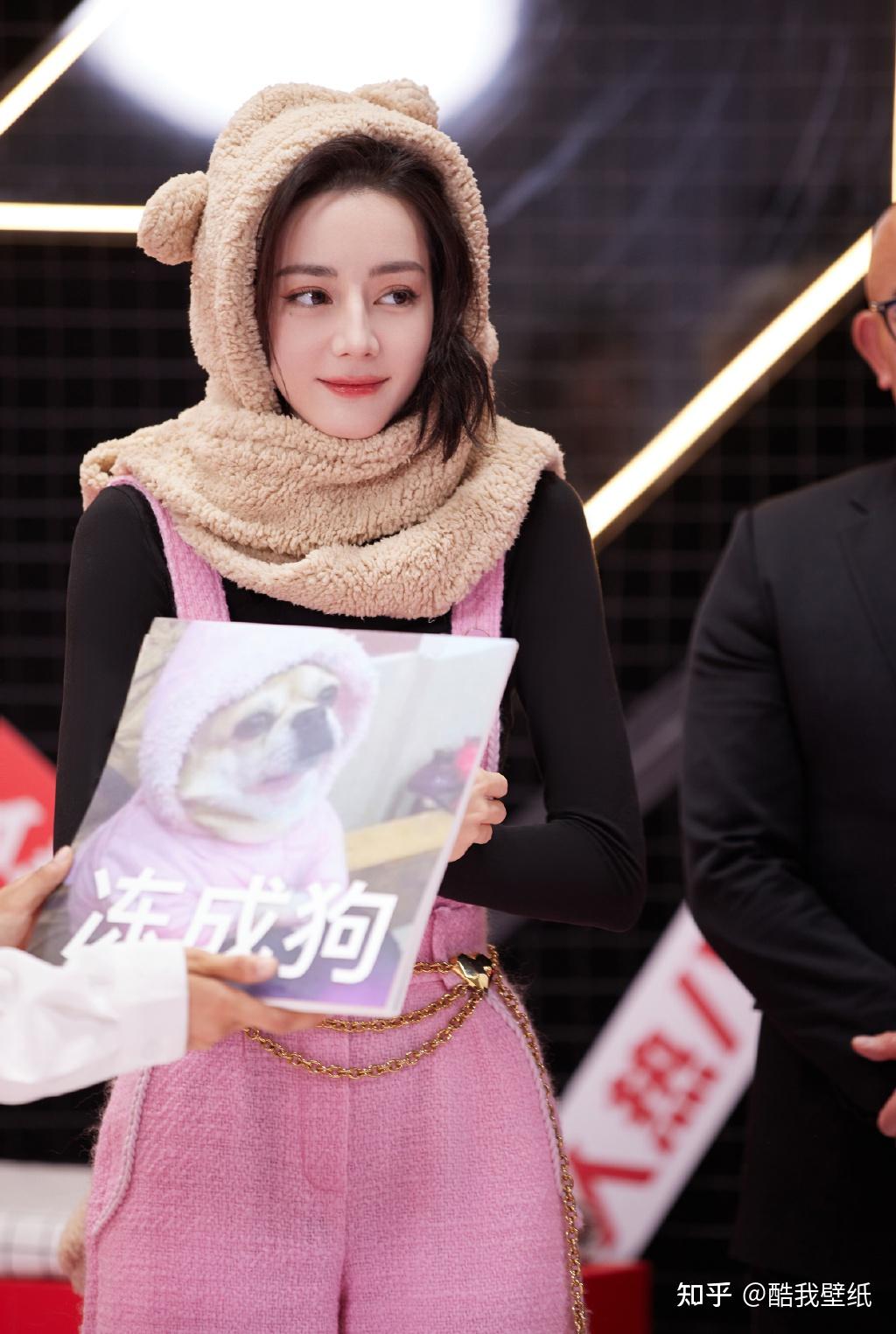 又被迪丽热巴圈粉了双马尾搭配粉色背带裤直播抱猫咪表情可爱