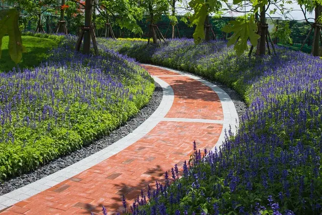 青砖主要只用在中式,新中式的项目当中,长城砖在文化古镇等比较多.