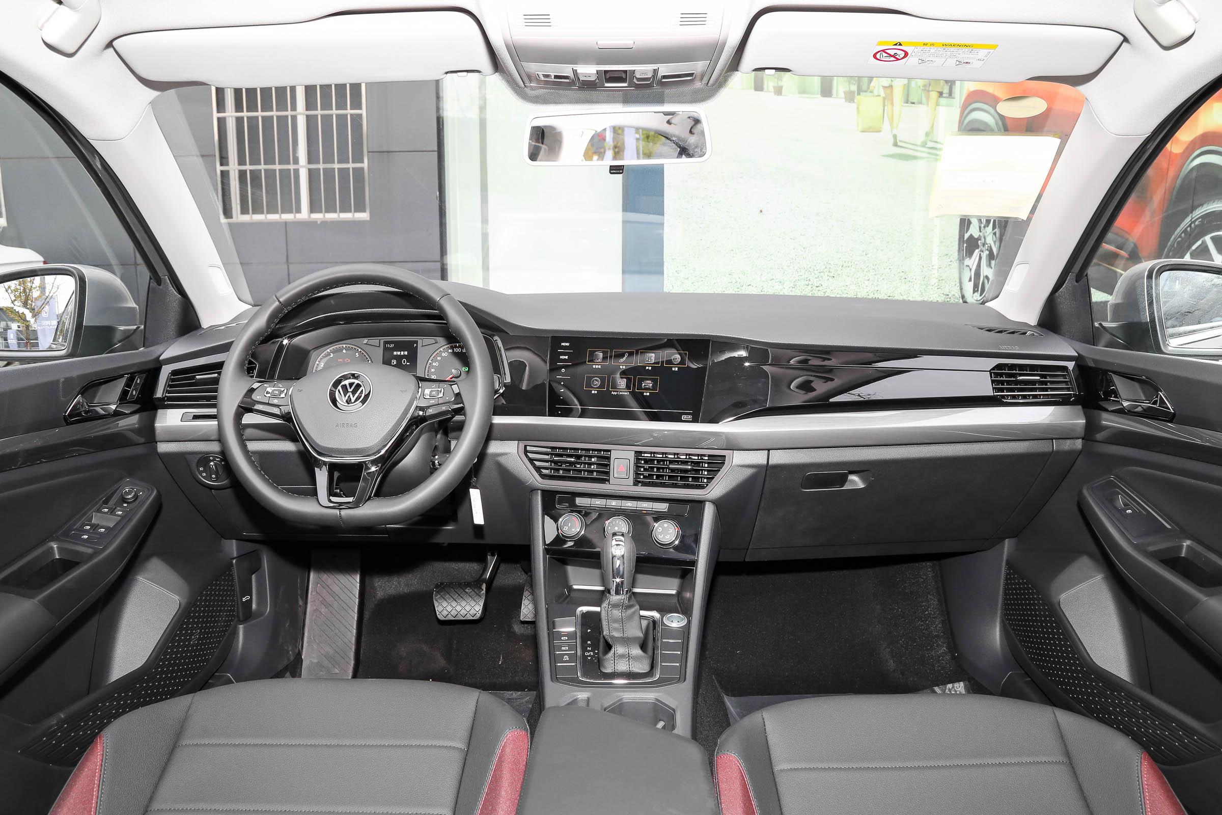 2021款宝来一汽大众为这款车型增加了车联网功能,中控台上嵌入的8英寸