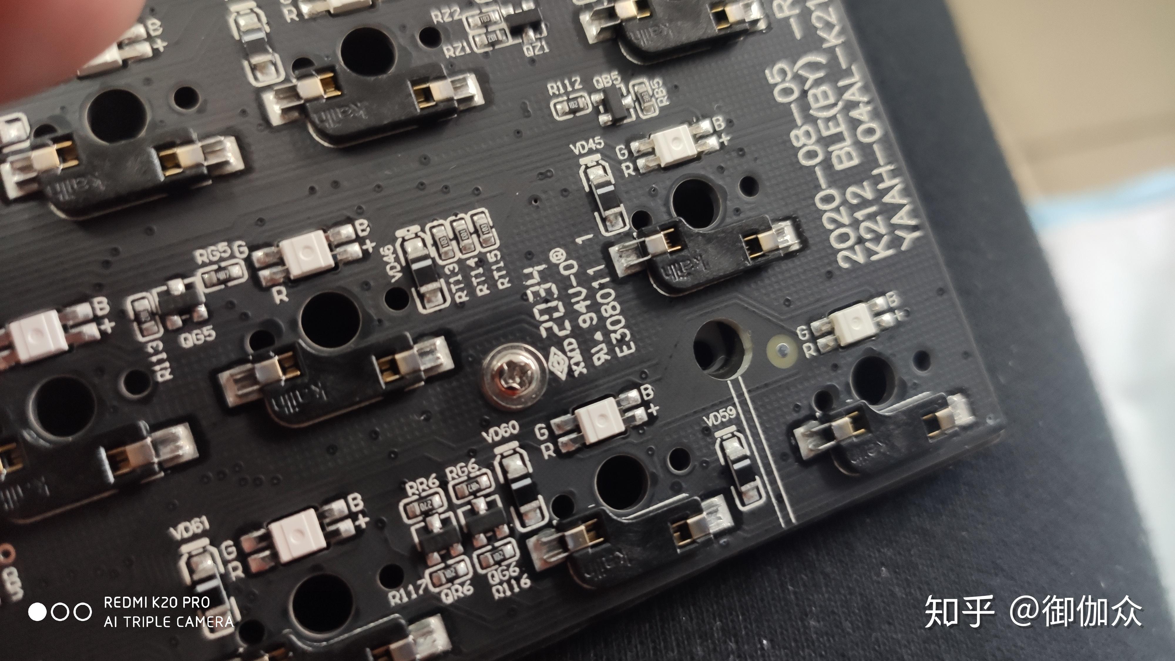 這樣的螺絲一共有四顆,固定pcb和定位板的定位板背面噴漆噴的不均勻