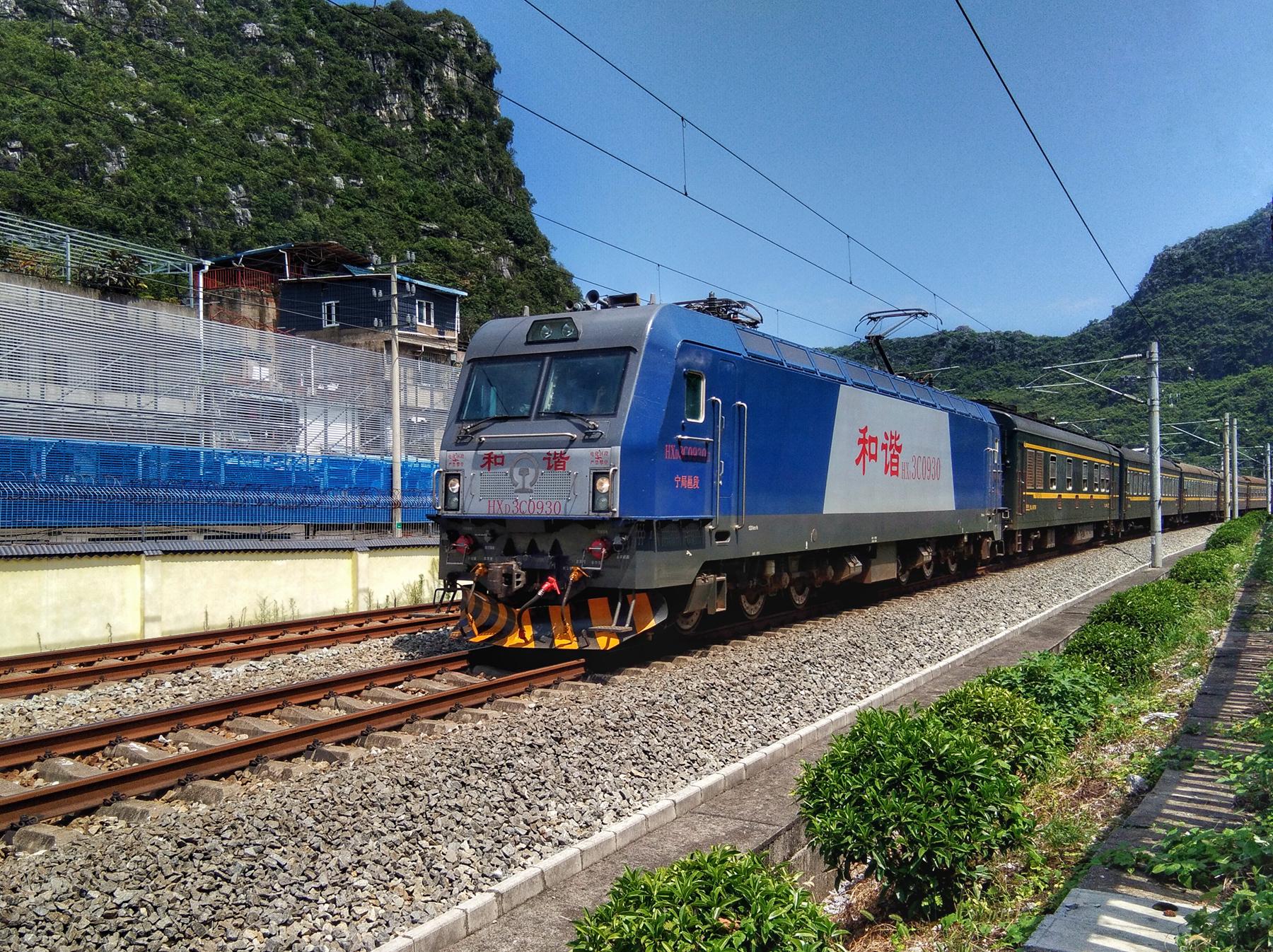 8月19日这天,k2385次列车桂林北—南宁区段由南昌机务段hxd3d-0042号