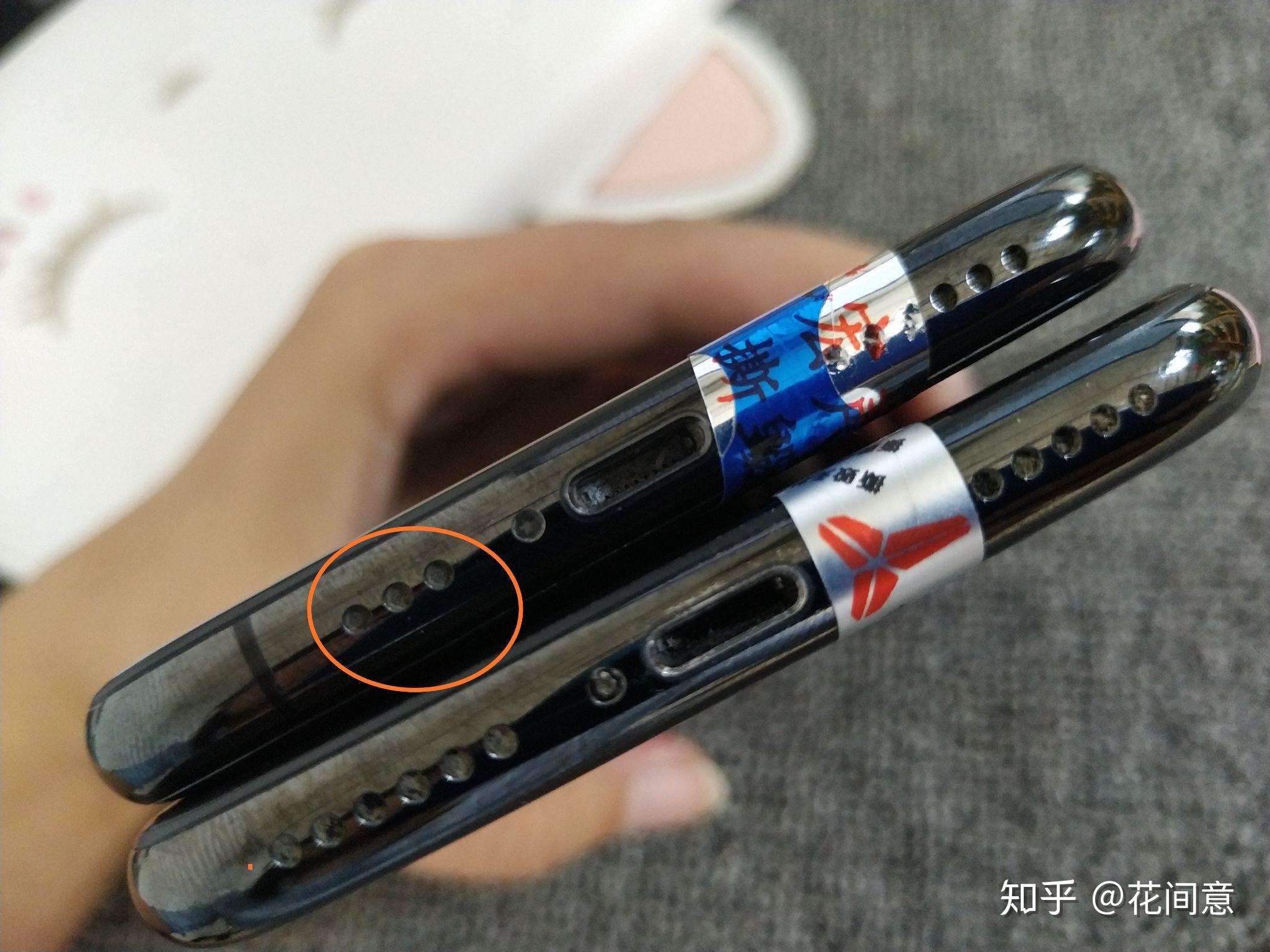 底部尾插处的喇叭,xs右边一排是6个孔,左边一排是3个孔;iphone x两排