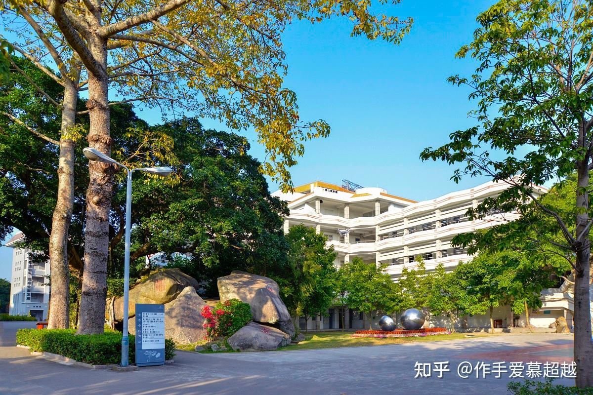 1913年改名为省立潮州中学校;1921年又易名为省立潮州金山中学校,并