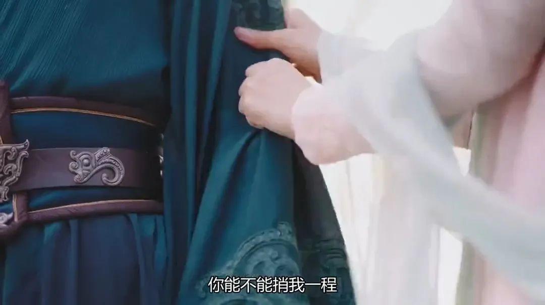 又是扯袖子,又是抱大腿.