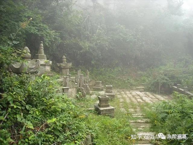 九华山99座寺院之102:延华寺(沙弥庵) 塔林墓地在龙泉石摩崖石刻的